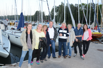 Familjen Nilsson: Johanna, elin, farmor Anita, pappa Robert, farfar Åke, mamma Charlotta och broder Lars med sambon Felicia Sjödin. (Foto: Allan Wieslander)