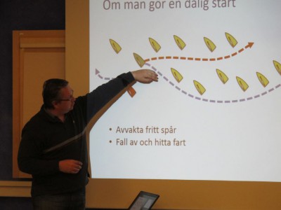Carl Petter berättar om starter (Foto. Lars W Gustafsson)