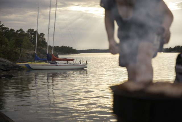 Middag på klipporna med smaragder i bakgrunden